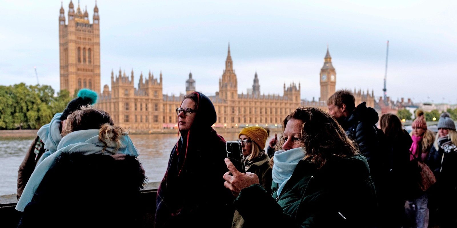 Не по-королевски как-то: голый извращенец домогался до женщин на прощании с Елизаветой II | StarHit.ru