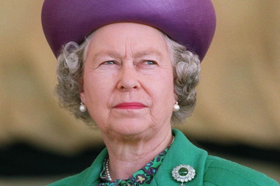 Для мира она королева, а для них – бабушка. Рвущее душу фото 8 внуков около гроба во время бдения | StarHit.ru