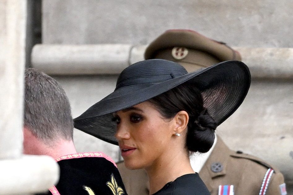 Скрыли под шляпами заплаканные лица. Кейт Миддлтон и Меган Маркл в последнем реверансе перед Елизаветой II