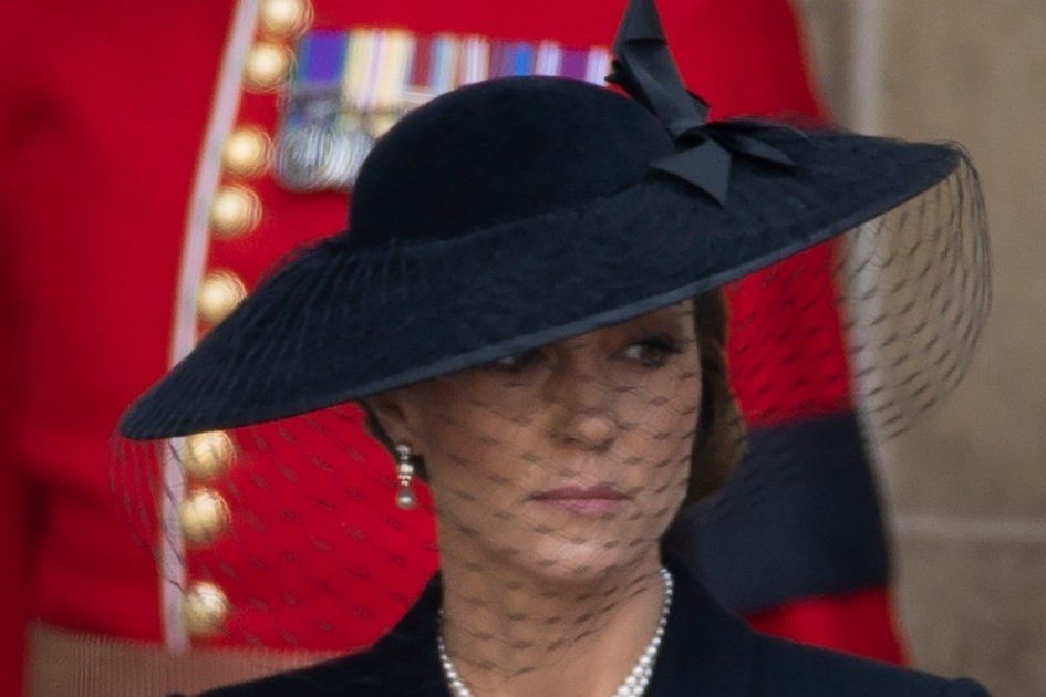 Кейт и Меган пролили жемчужные слезы. Украшения и наряды жен принцев на похоронах Елизаветы II