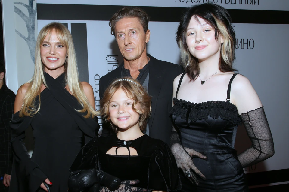 Наталья Ионова с мужем Александром Чистяковым и дочками Лидой и Верой на премьере фильма «Ирония судьбы в Голливуде».