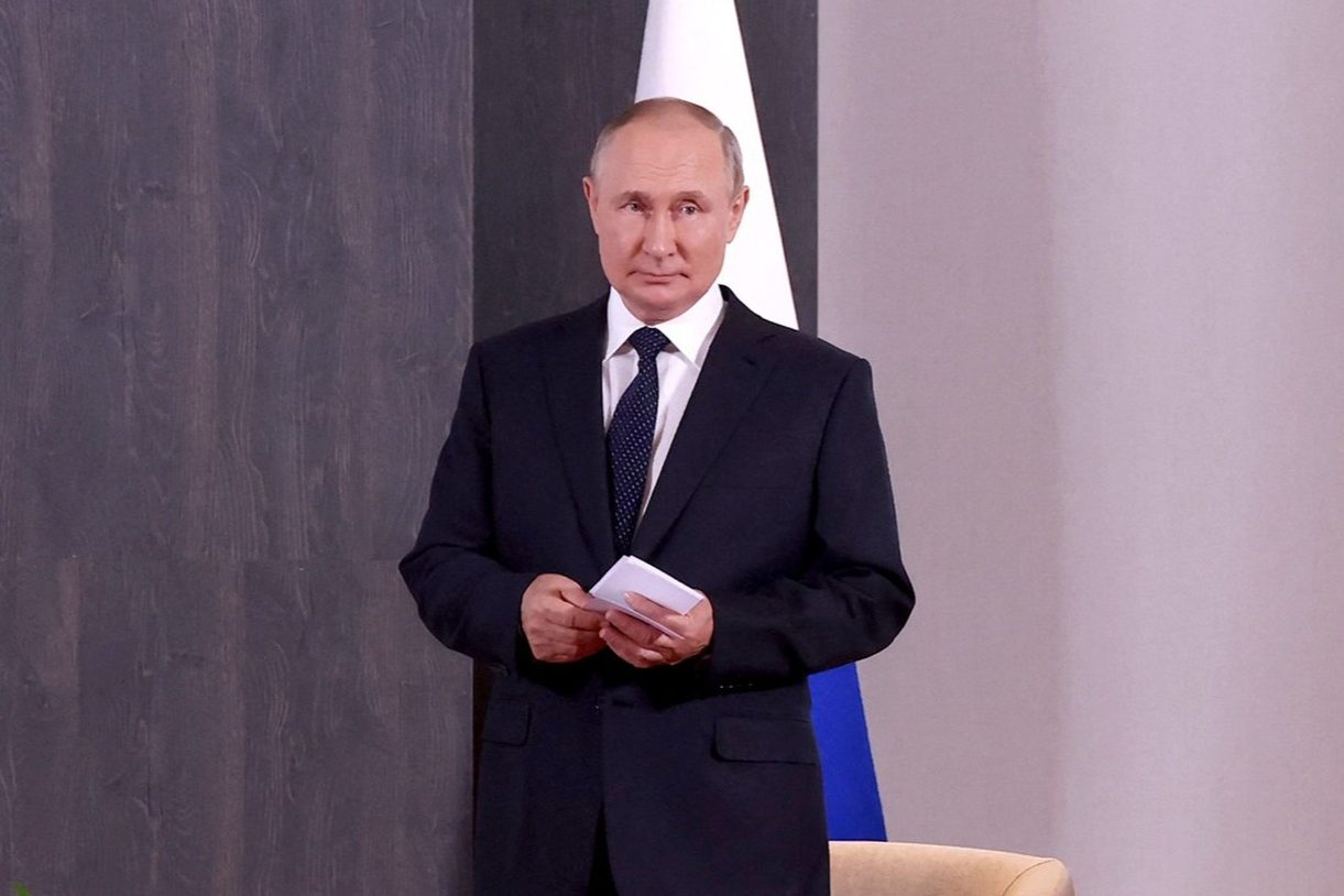 Заботливо поправляет лацканы. Путин подарил пальто лидеру ОАЭ, замерзшему на ветру