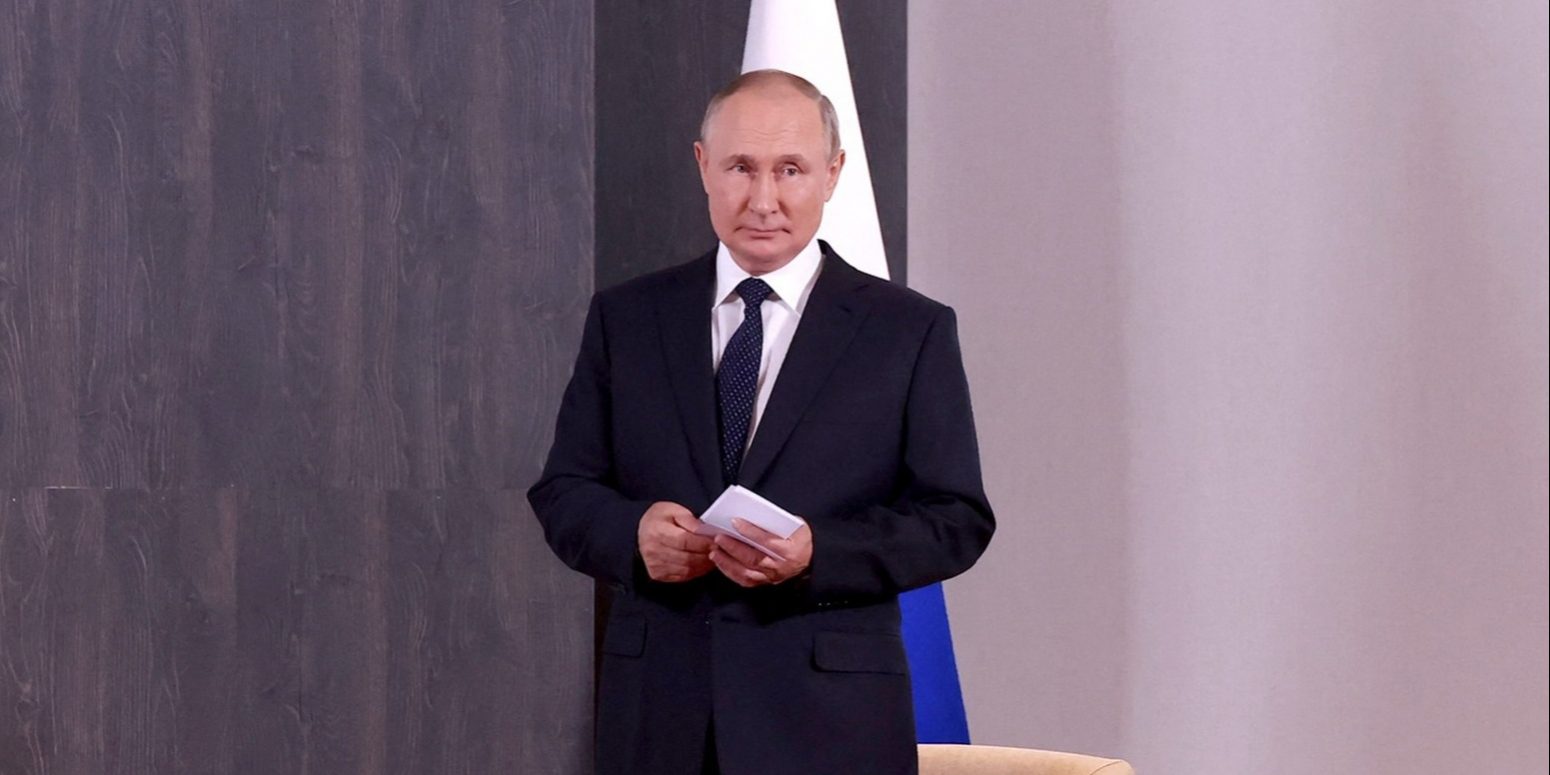 Заботливо поправляет лацканы. Путин подарил пальто лидеру ОАЭ, замерзшему на ветру