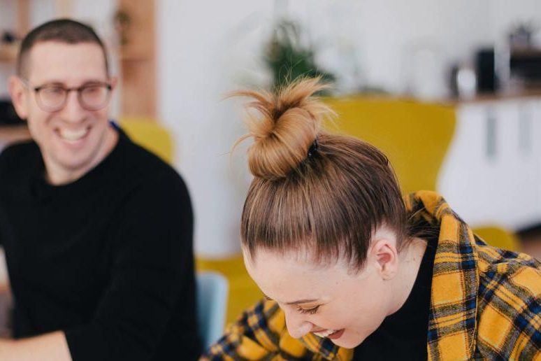 Как понять, что ваш коллега сходит по вам с ума — Психология