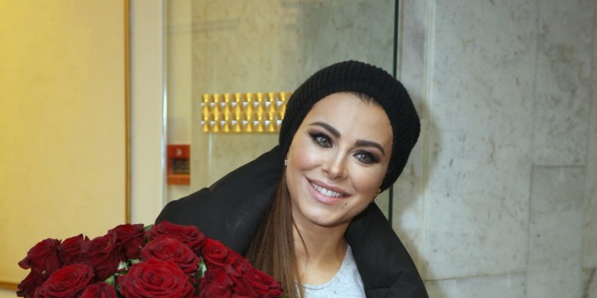 «Мне бы остановиться, но я в плену»: Ани Лорак страдает на фоне проблем на Украине