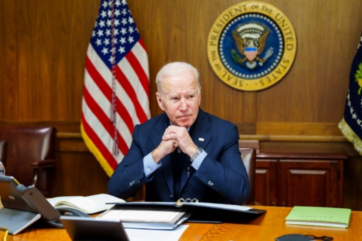 Байдену понадобилась помощь волонтера при голосовании на выборах в конгресс | Политика