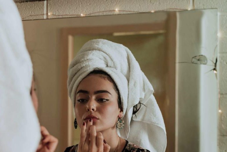 Вбивать, но не растягивать: все это время вы пользовались пудрой неправильно — Красота