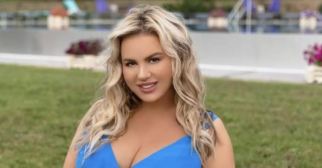 Семенович заявила, что мужчины оздоравливаются, видя ее огромную грудь — Звезды