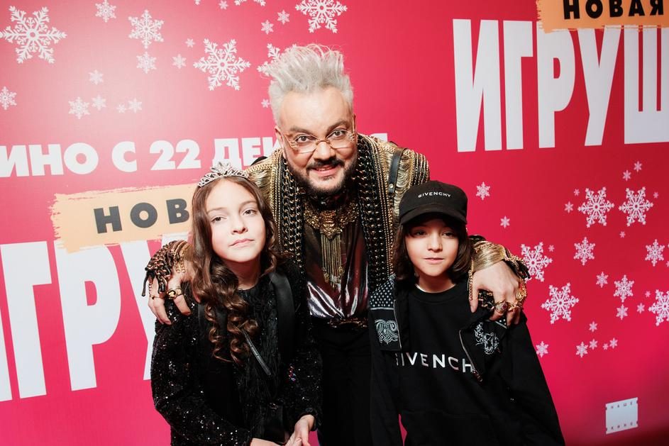 Школьница Безрукова, радостная Муцениеце, Киркоров в золотом: премьера фильма «Новая игрушка»