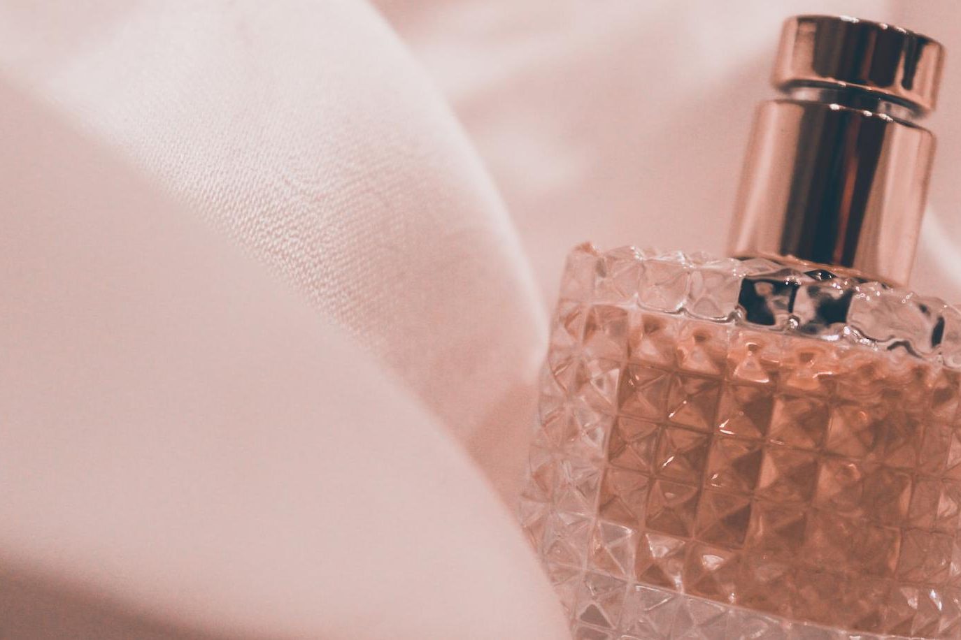 Все основы парфюмерии: какой аромат, где и когда наносить — Красота