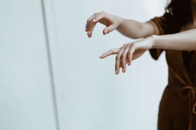 О чем говорят жесты и поза собеседника — Психология