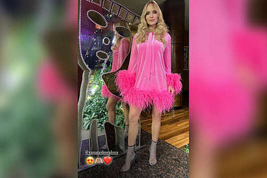 Глюкоза вышла на публику в розовом мини-платье с перьями