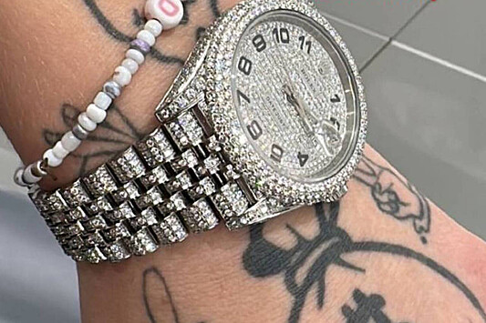 Даня Милохин купил часы Rolex с бриллиантами и показал фото с пачкой долларов