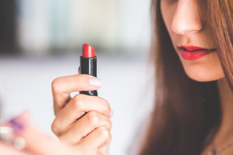 Они идут всем! Оттенки помады, которые сделают любой макияж роскошным — Красота