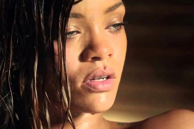 Избиение, неудачные романы и свадьба с лучшим другом: как Рианна