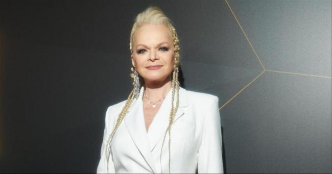 68-летняя Лариса Долина устроила пляжную фотосессию на Мальдивах