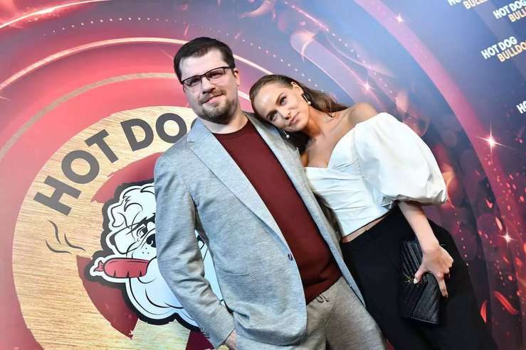 Молодая жена Гарика Харламова похвасталась фигурой в купальнике