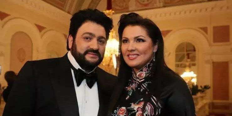 Анну Нетребко запечатлели в необычном платье в Милане