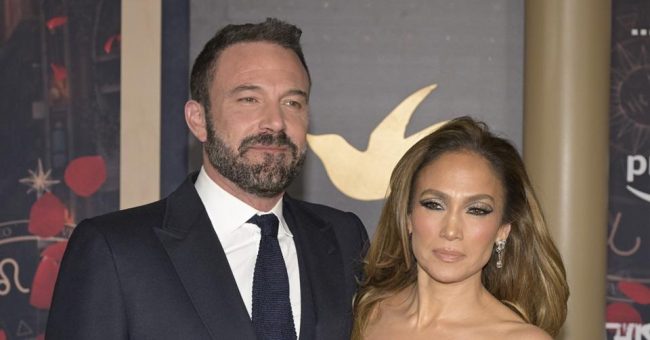 Подавленную Дженнифер Лопес заметили в компании 16-летней дочери