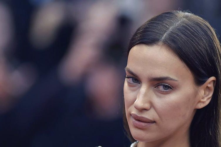 Папарацци запечатлели стильно одетую Ирину Шейк на съемке в Малибу