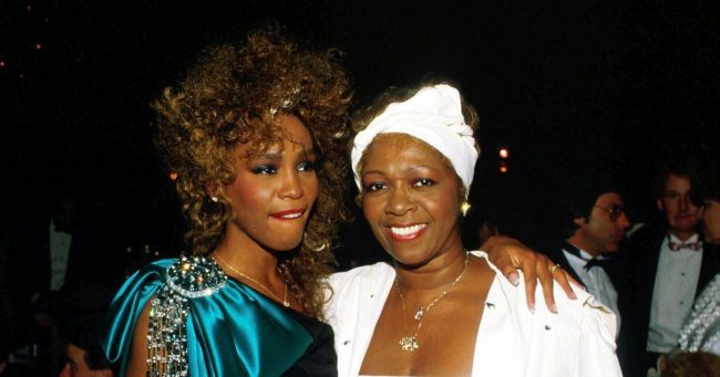 Через 12 лет после известной дочери скончалась мать Уитни Хьюстон,