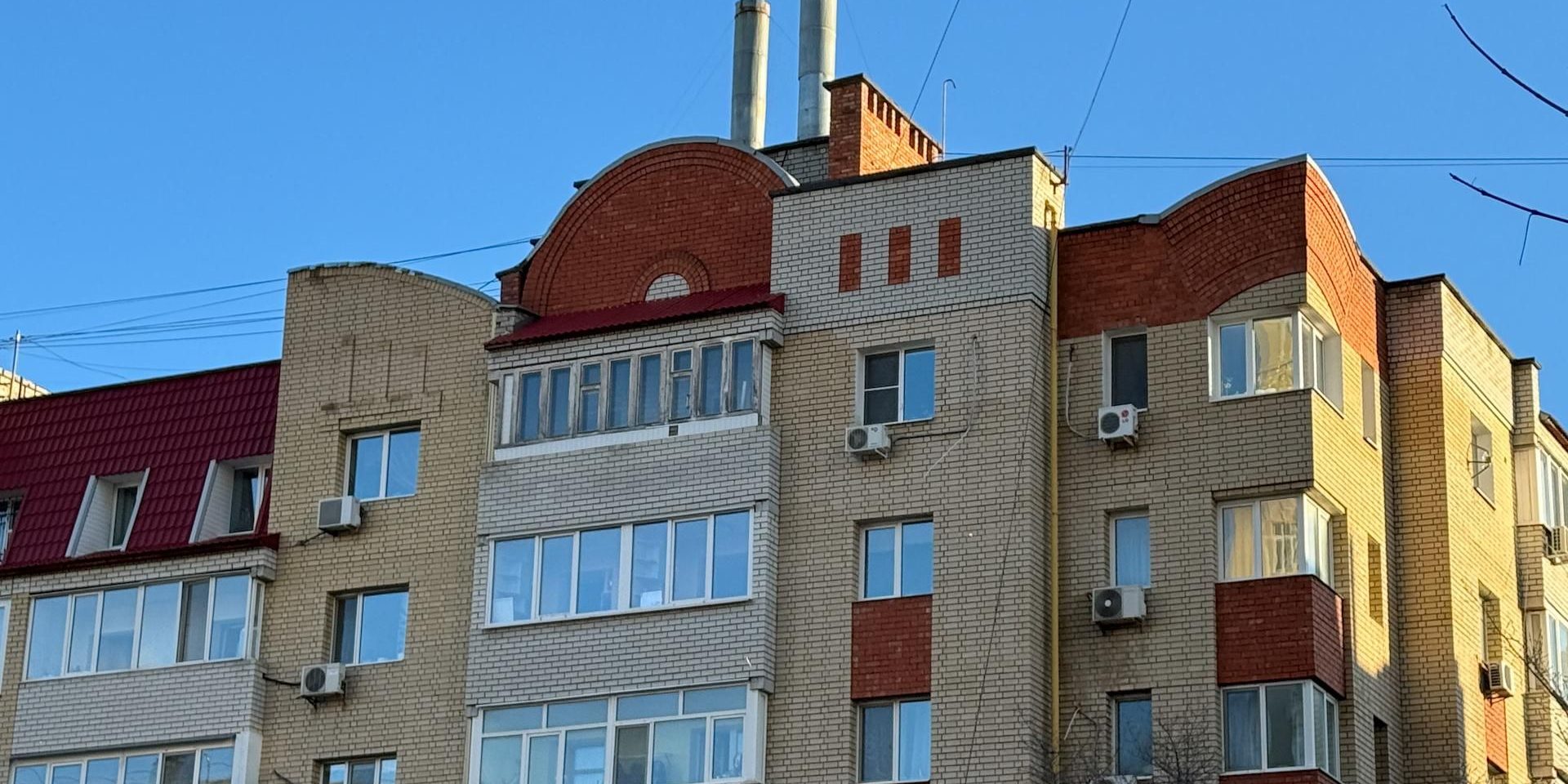 Петербуржец сорвался с пожарной трубы, пытаясь залезть к себе домой