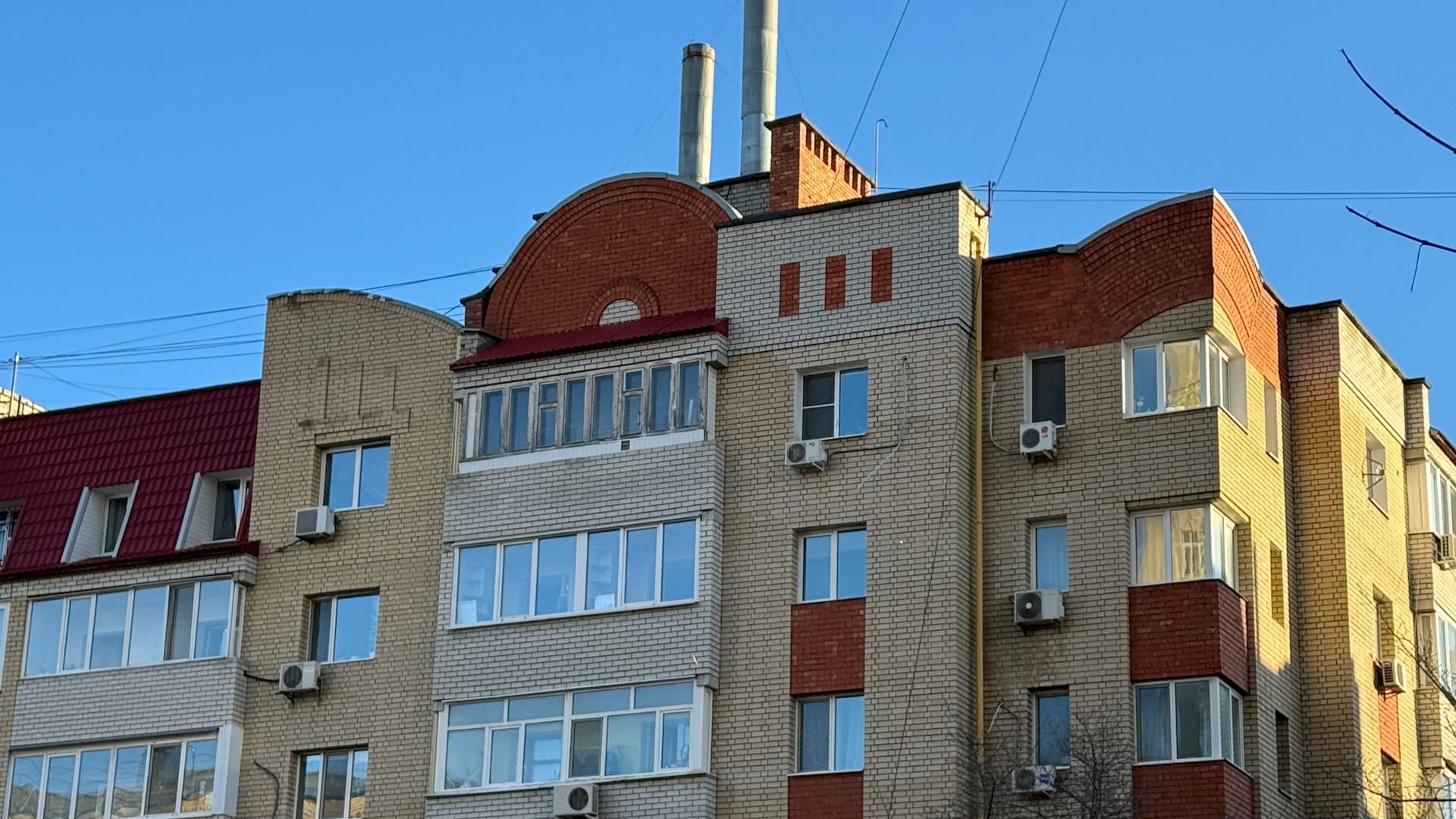 Петербуржец пытался залезть к себе домой по пожарной трубе, но сорвался