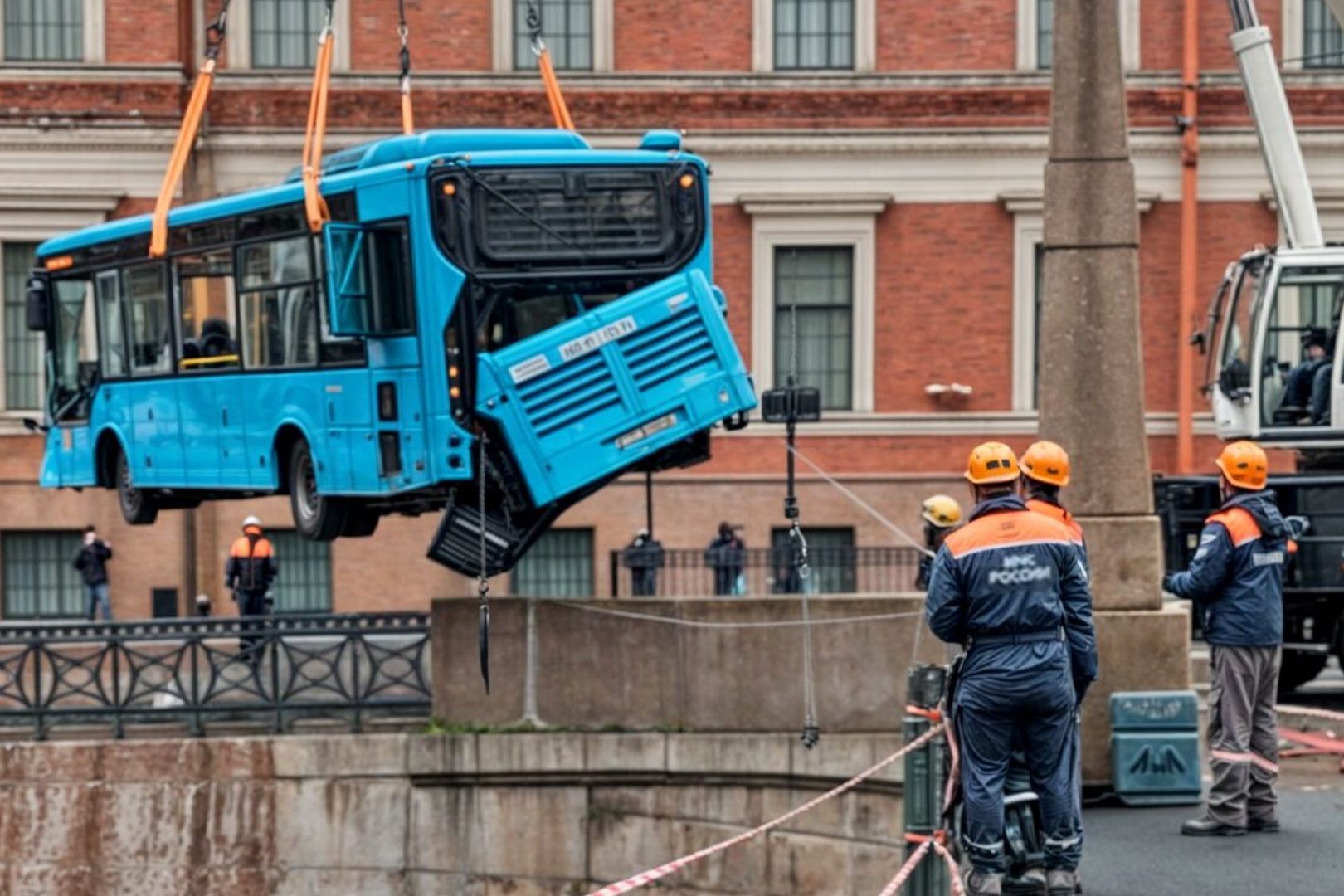 Утопившего в Мойке автобус водителя отправили за решетку на 6