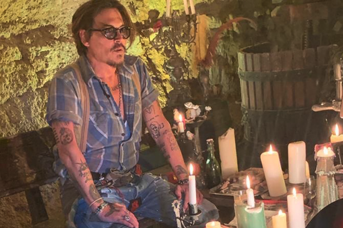 Вскрылась сенсационная связь Джонни Деппа и покойной королевы Елизаветы II