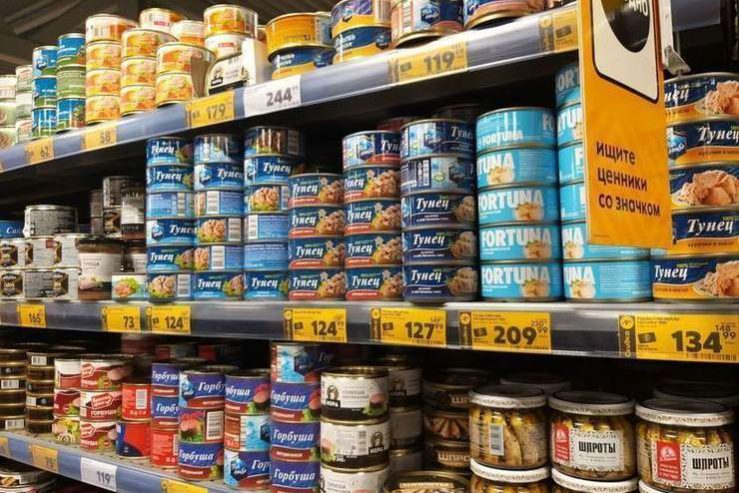 Роспотребнадзор начал проверку на наличии личинок червей в рыбных консервах