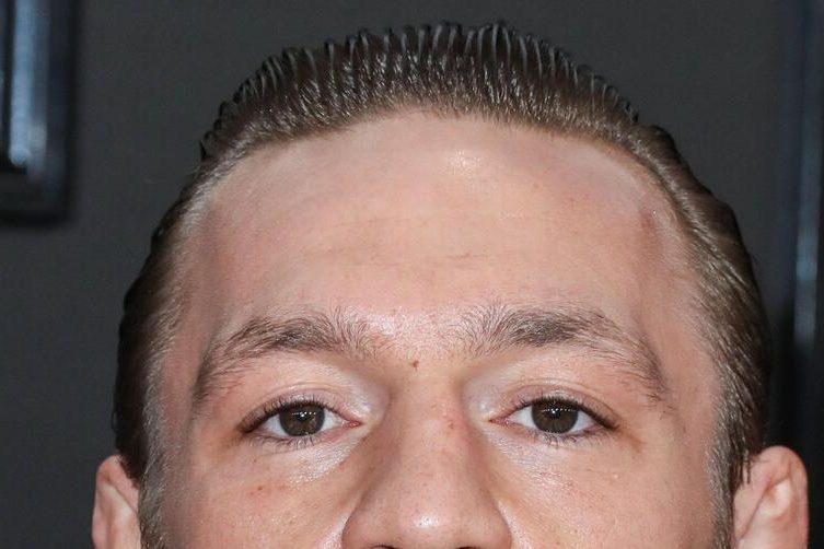 Вынесено решение по делу Макгрегора об изнасиловании: его девушка в