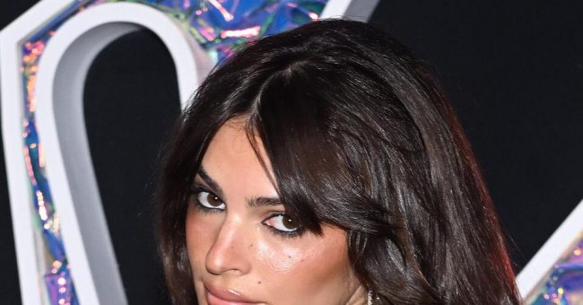 33-летняя Эмили Ратаковски предстала в шелковом нижнем белье