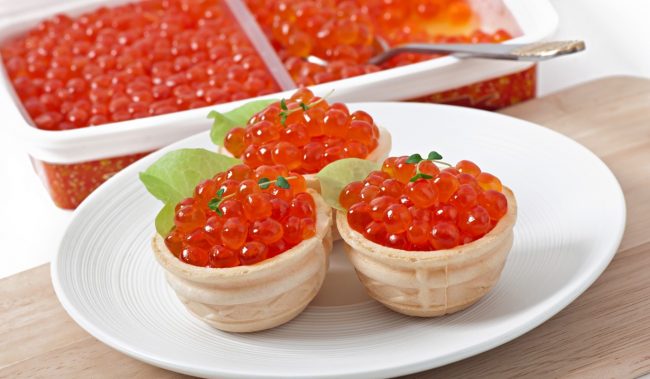 5 нестандартных вариантов подачи красной икры к новогоднему столу ::