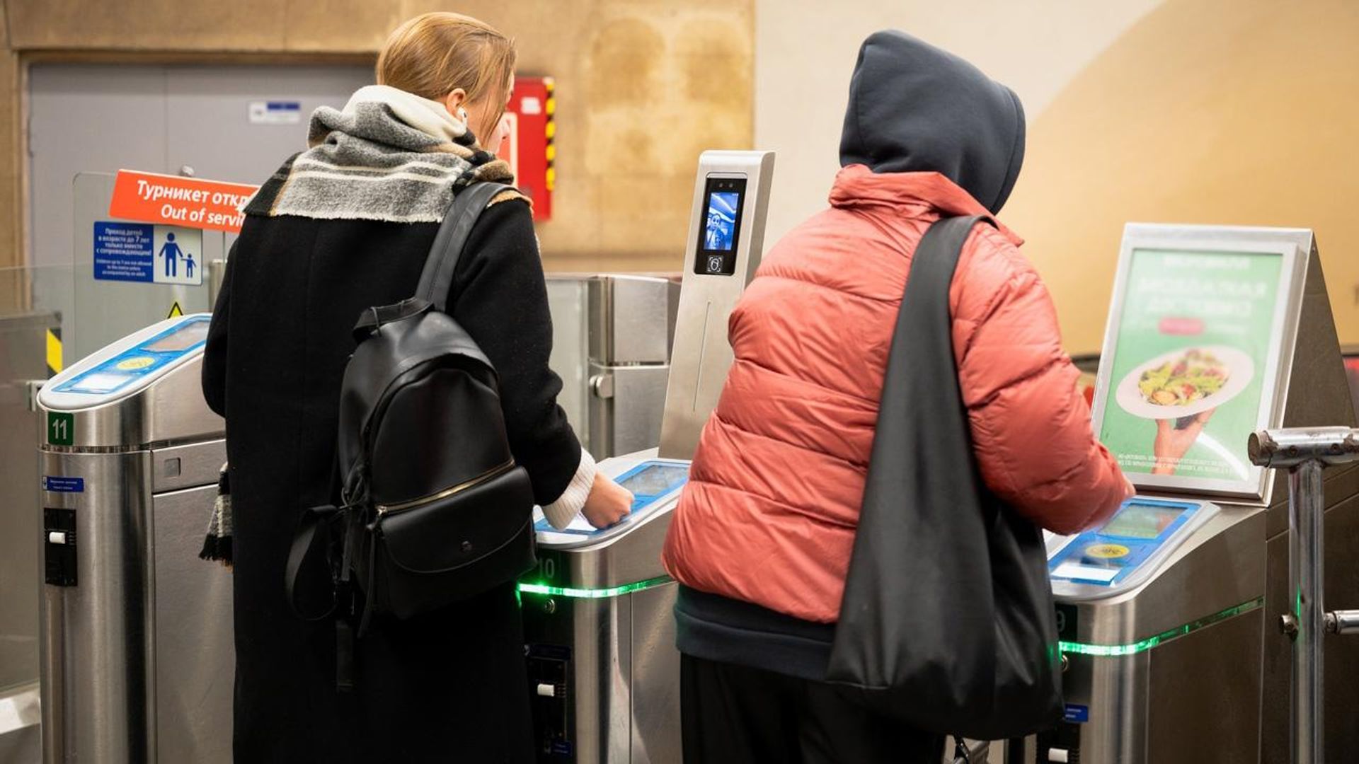 В питерском метро тестируют оплату проезда по биометрии