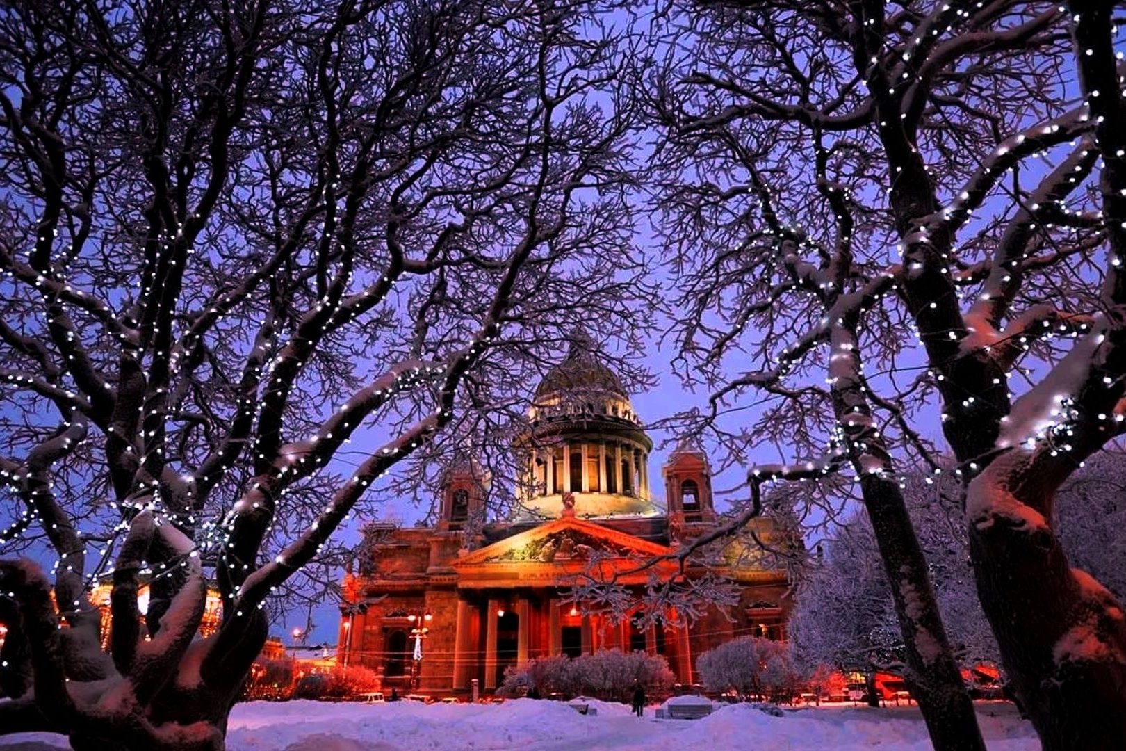 Жители столицы предпочитают на новогодние праздники слетать в Петербург |