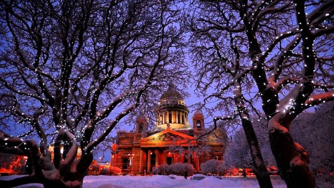 Жители столицы предпочитают на новогодние праздники слетать в Петербург |