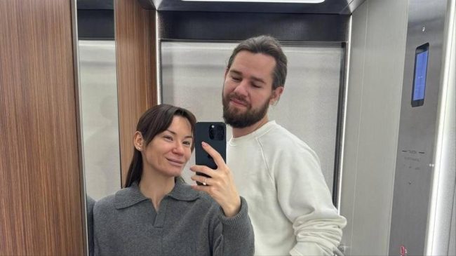 Невеста растрогана, а мама думает, что дочь сама купила кольцо:
