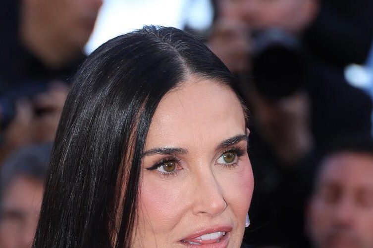 Деми Мур обвиняют в растлении подростка