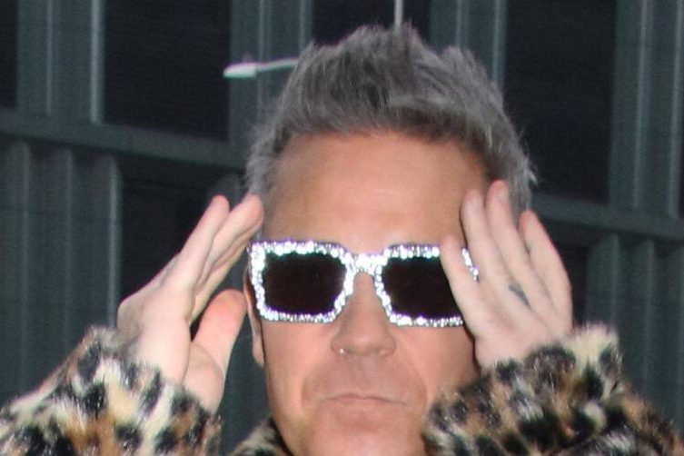 Бежавший из горящего Лос-Анджелеса Робби Уильямс появился на публике в