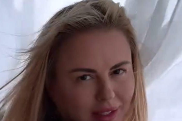 поклонники не могут оторвать глаз