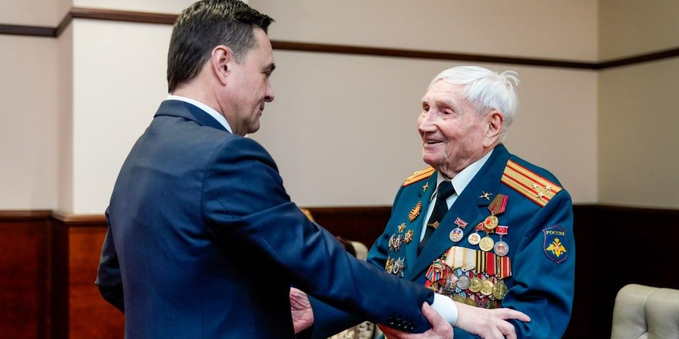 Губернатор Подмосковья вручил юбилейные медали ветеранам к 80-летию Победы ::