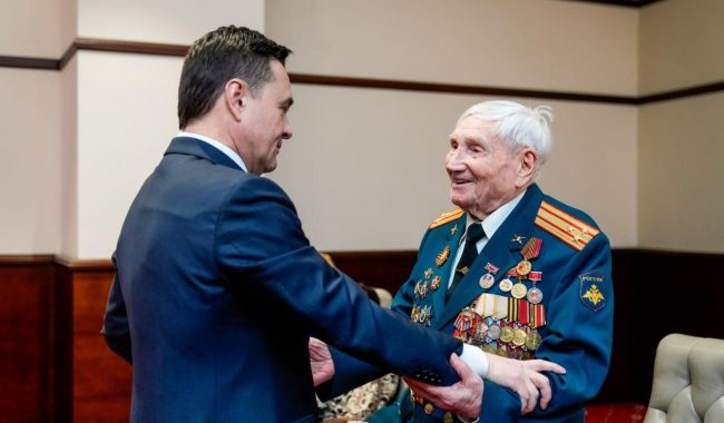 Губернатор Подмосковья вручил юбилейные медали ветеранам к 80-летию Победы ::
