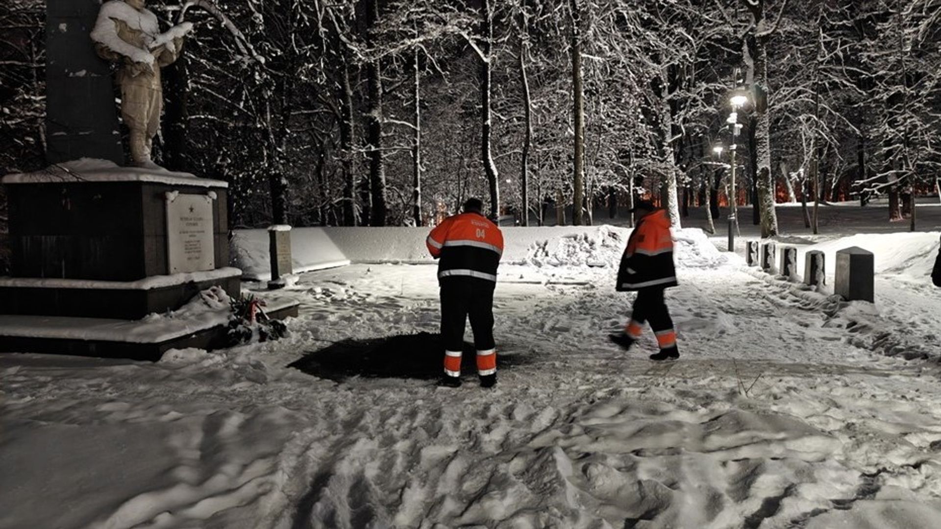 В Красном селе школьники затушили снегом Вечный огонь