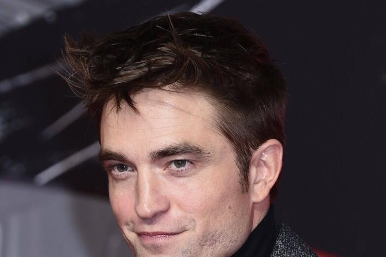 сияющего Паттинсона засняли с дочкой на руках