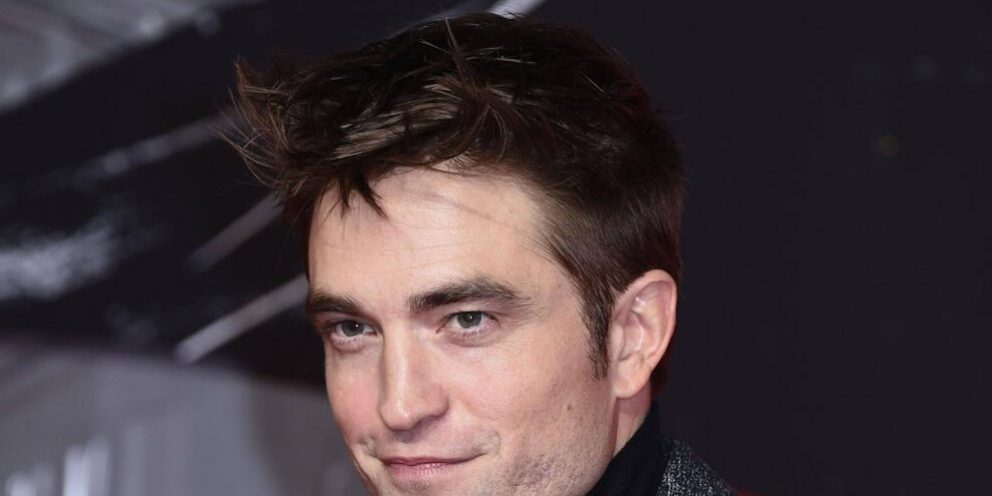 сияющего Паттинсона засняли с дочкой на руках