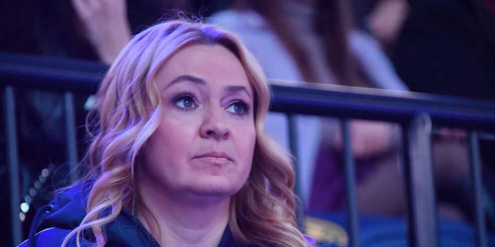 Рудковская обратилась к девушкам, жующих цветы