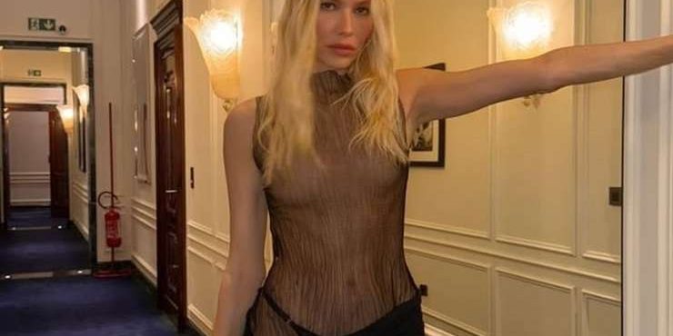 Перминова показала грудь в прозрачном платье