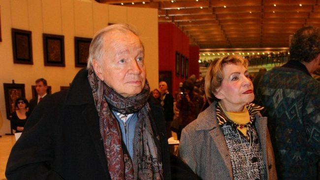 Семья поет, свечи на торте горят, а именинница улыбается и