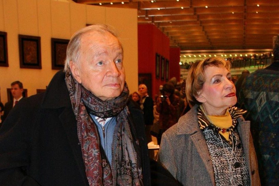 Семья поет, свечи на торте горят, а именинница улыбается и