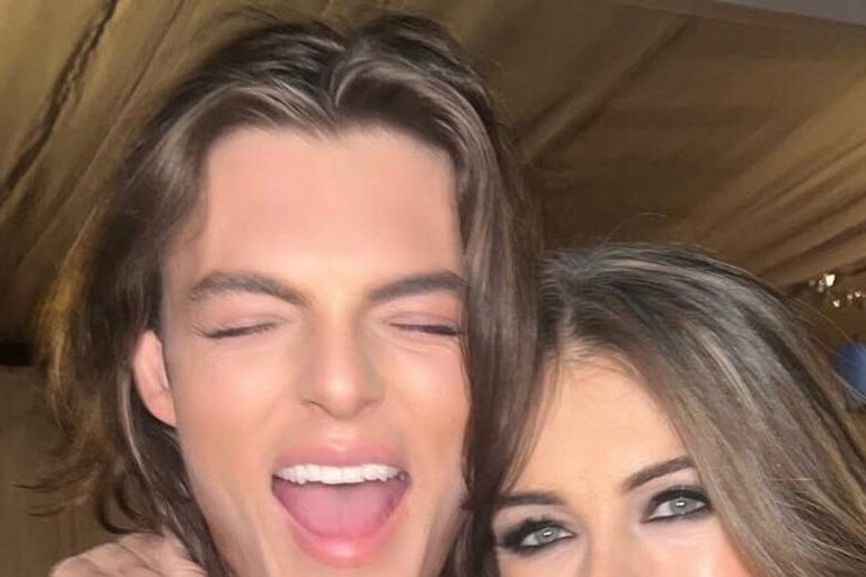 Сын Элизабет Херли «благословил» ее роман с отцом Майли Сайрус